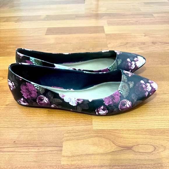 Christian Siriano Women's Floral Pointed Toe Flats - Picture 2 of 5